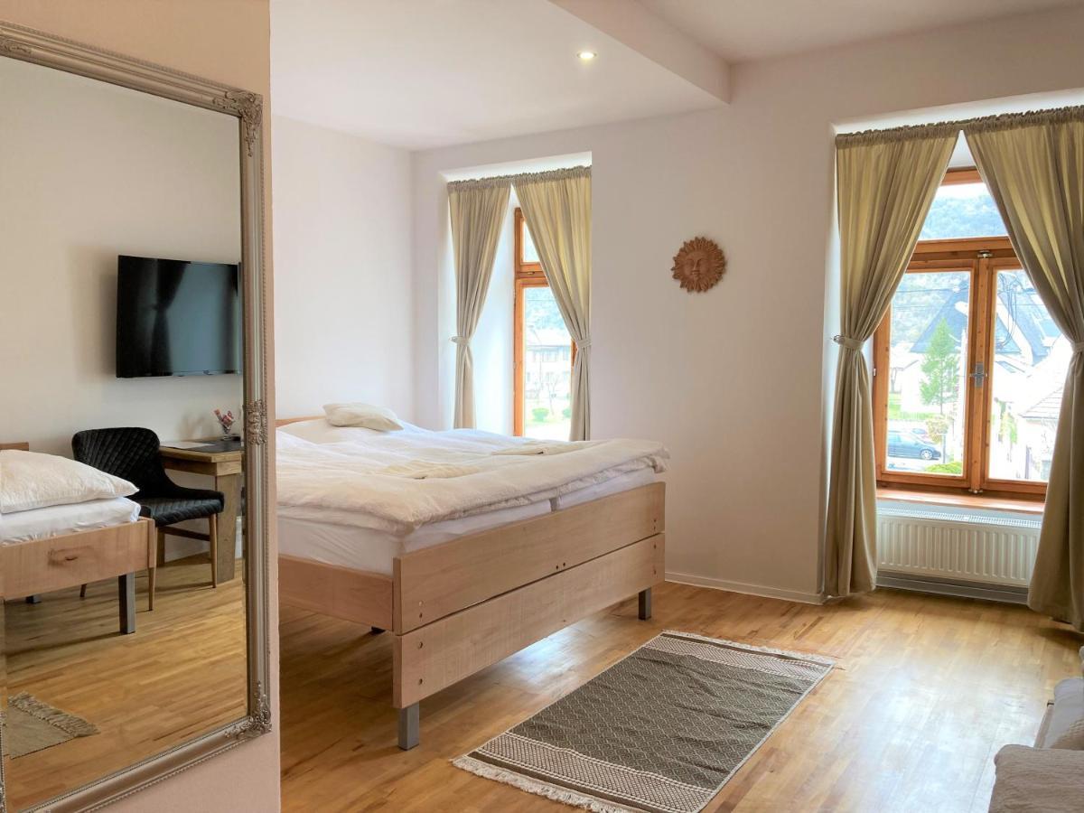Bed & Breakfast Hugo Plesivec Bagian luar foto