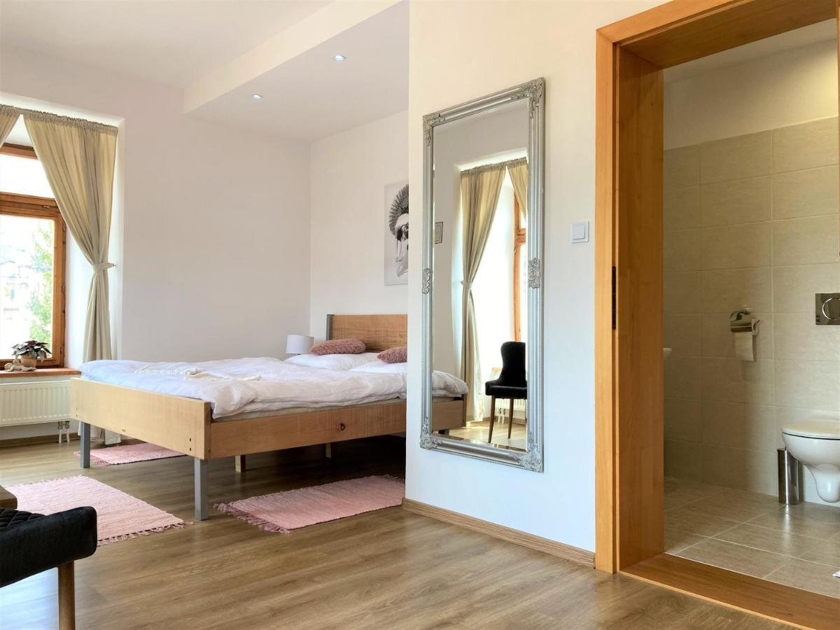 Bed & Breakfast Hugo Plesivec Bagian luar foto
