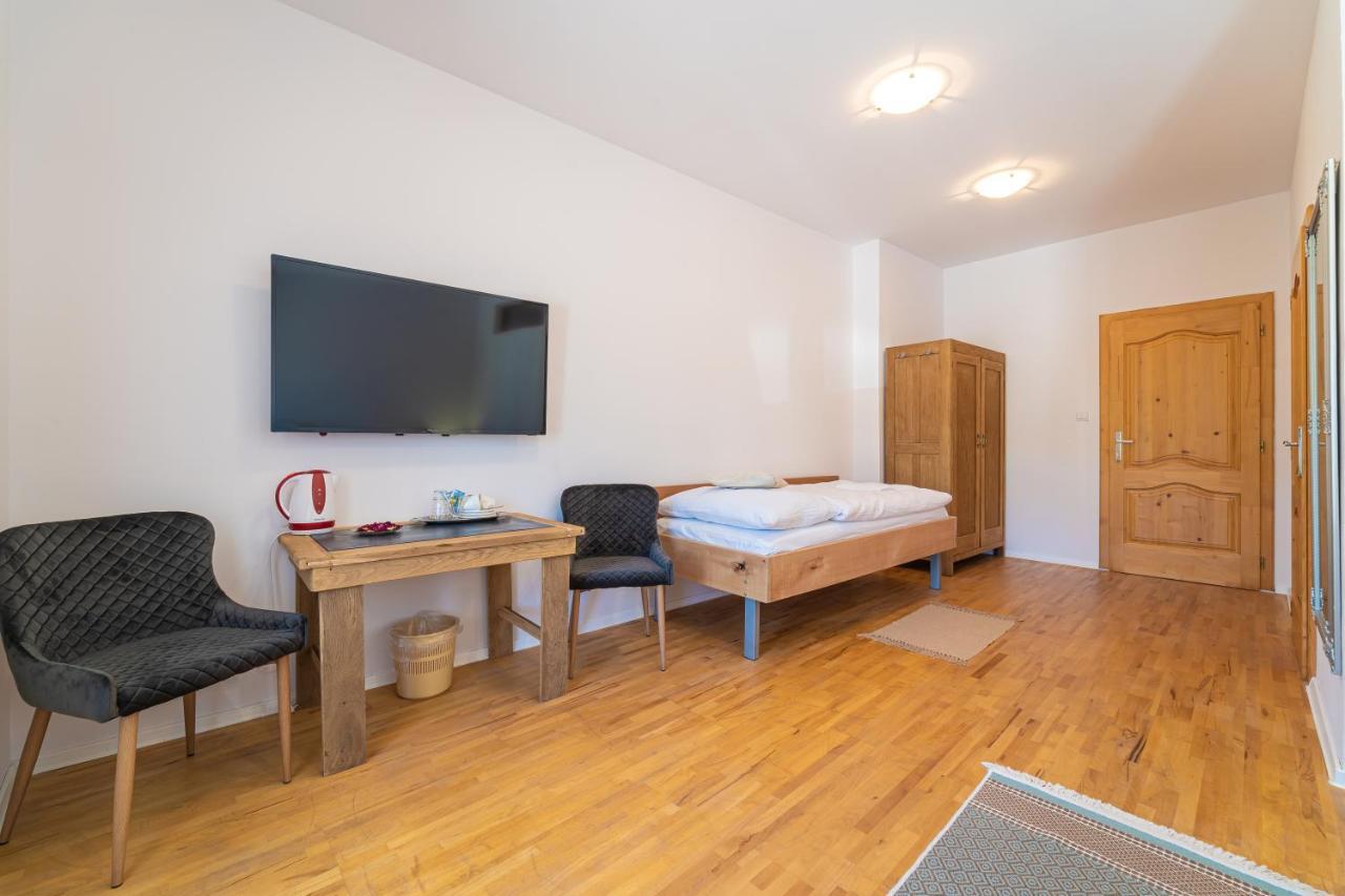 Bed & Breakfast Hugo Plesivec Bagian luar foto