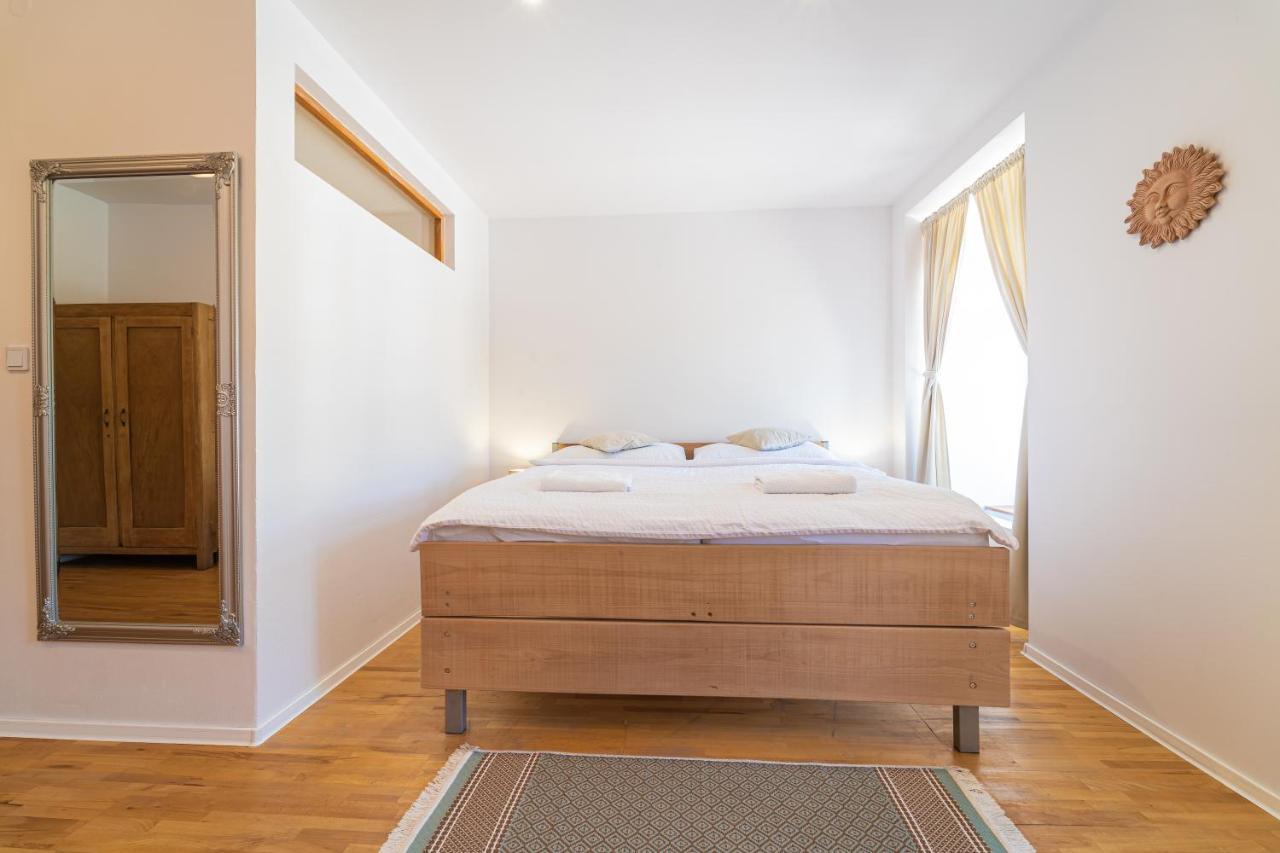 Bed & Breakfast Hugo Plesivec Bagian luar foto