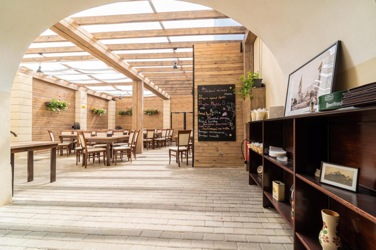 Bed & Breakfast Hugo Plesivec Bagian luar foto