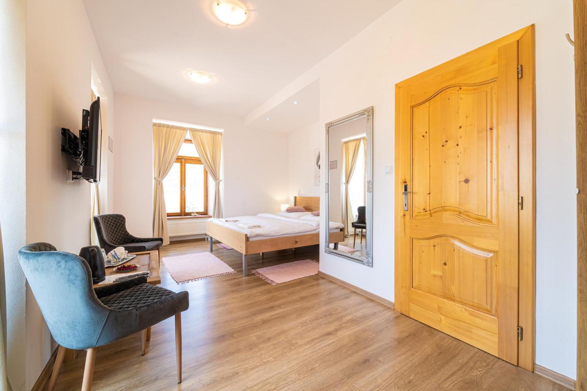 Bed & Breakfast Hugo Plesivec Bagian luar foto