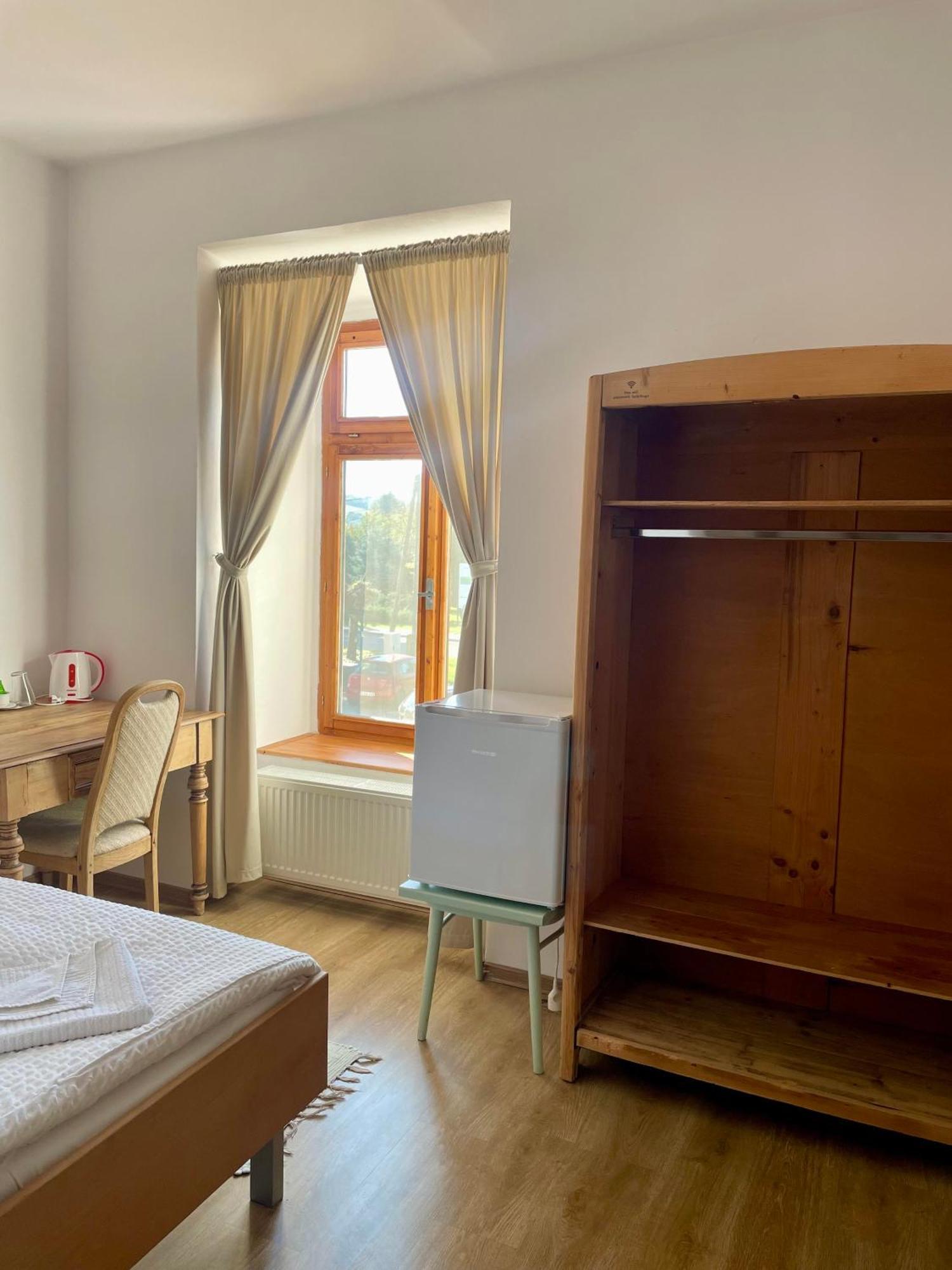 Bed & Breakfast Hugo Plesivec Bagian luar foto