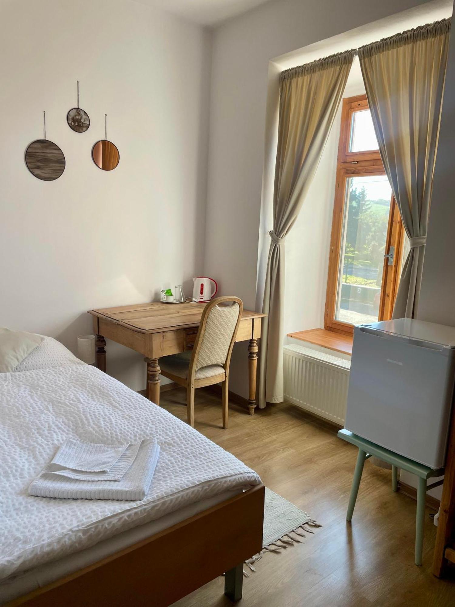Bed & Breakfast Hugo Plesivec Bagian luar foto