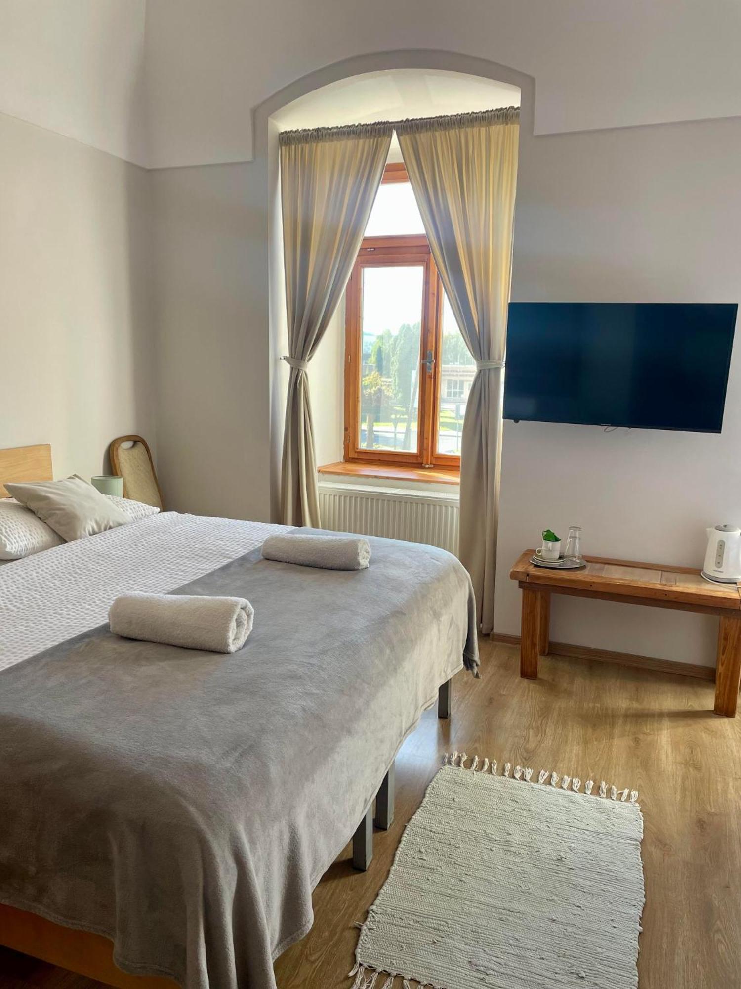 Bed & Breakfast Hugo Plesivec Bagian luar foto