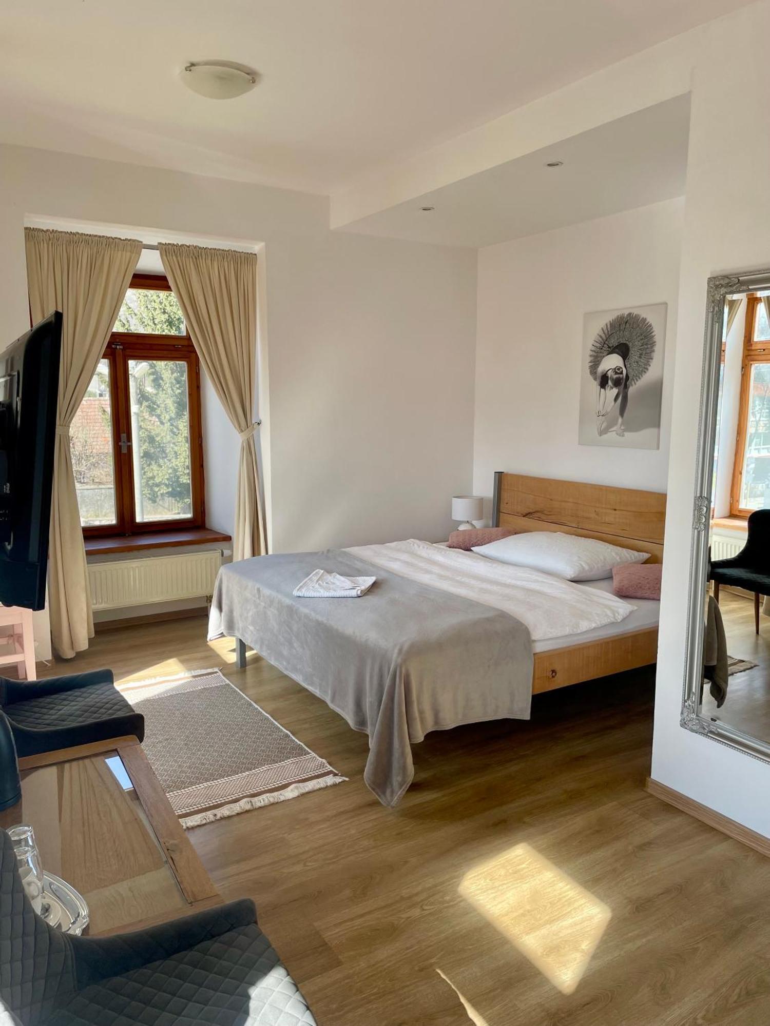 Bed & Breakfast Hugo Plesivec Bagian luar foto
