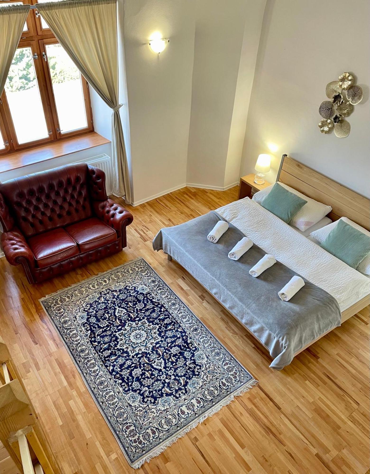 Bed & Breakfast Hugo Plesivec Bagian luar foto
