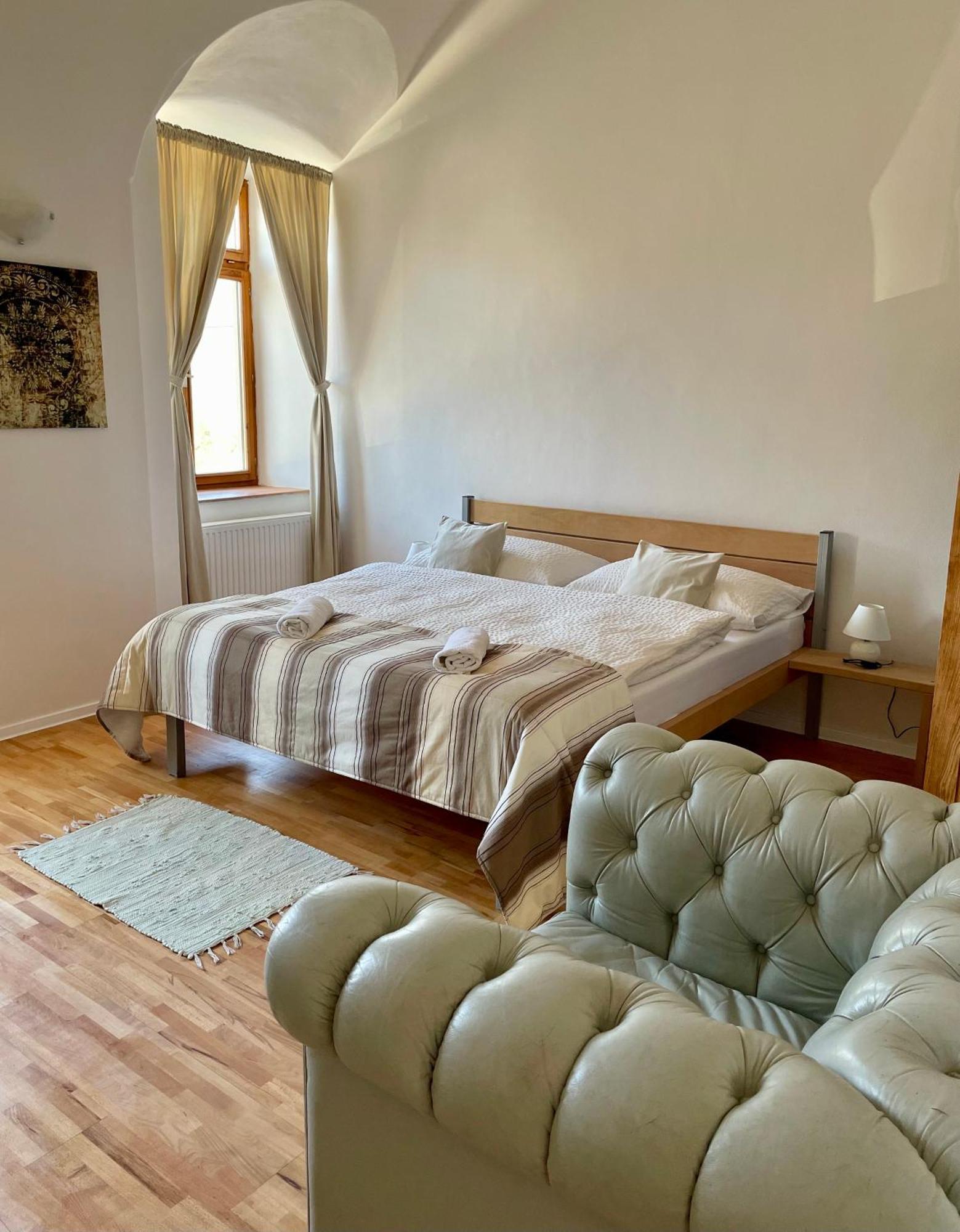 Bed & Breakfast Hugo Plesivec Bagian luar foto