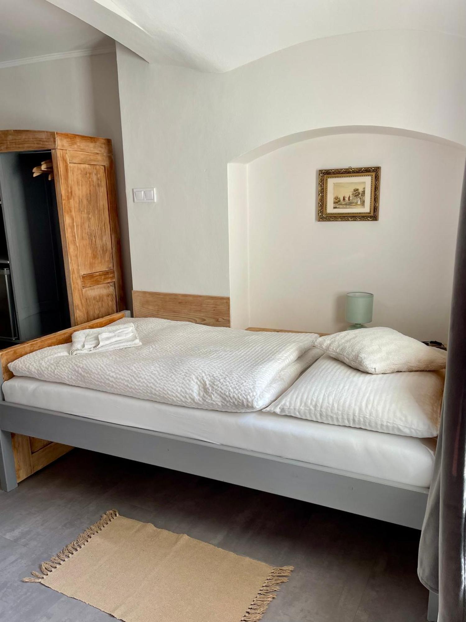 Bed & Breakfast Hugo Plesivec Bagian luar foto
